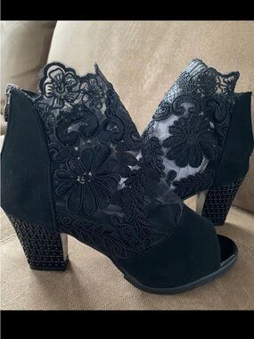 Black Lace Floral Peep-Toe Block Heel Boots
